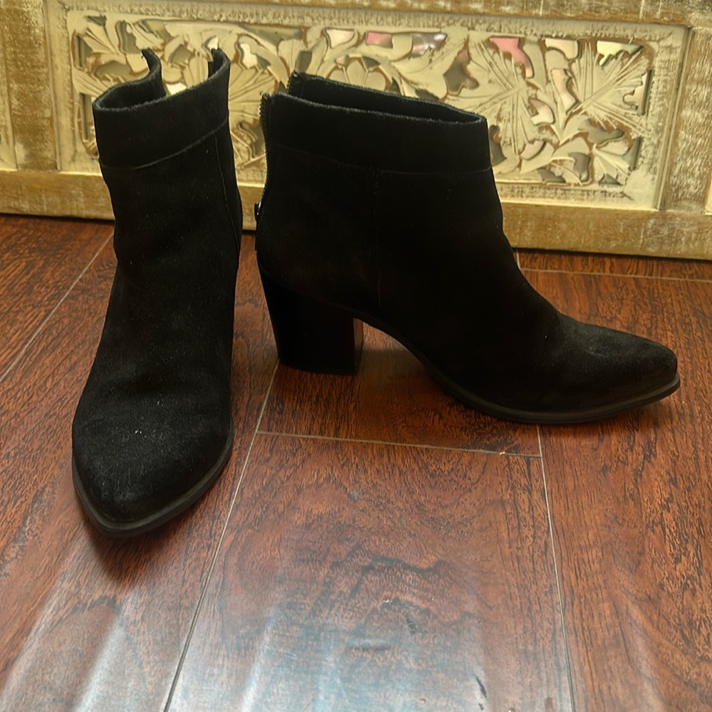 a voce suede upper leather black ankle boots. Lightly worn. Size 8